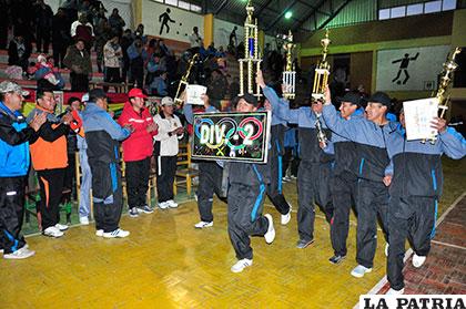 Vuelta olímpica de los integrantes de Segunda División con el trofeo de campeón