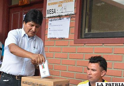 El Presidente Evo Morales sufragando el 21 de febrero /la-razon.com/Archivo