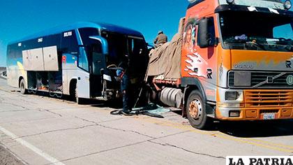 El tractocamión y el segundo bus colisionaron con fuerza aunque no se registraron heridos ni víctimas fatales (Foto cabo Gabriel Mendieta)