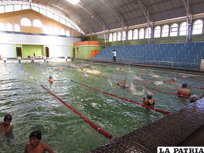 Los entrenamientos de los nadadores orureños no cesan