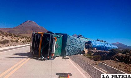 El camión volcado en el camino Oruro - Pisiga