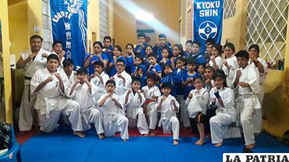 Deportistas orureños dedicados a la disciplina del karate