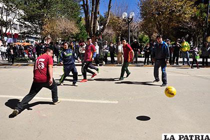Un poco de fútbol callejero de parte de los trabajadores municipales