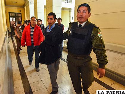 Ex funcionarios de YPFB fueron llevados a la cárcel en medio de conmoción de sus familiares /APG