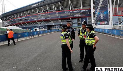 Varios guardias de seguridad en los alrededores del estadio