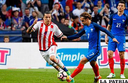 La acción del partido amistoso entre Francia y Paraguay