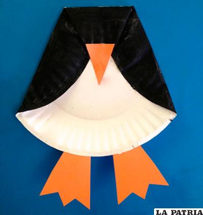 PASO 3
Con la goma EVA de color naranja formamos las patas y el pico del ave y lo colamos al plato de cartón con un poco de pegamento.