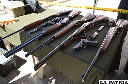 Armas que fueron expuestas por la Iitcup para llegar a la conciencia de la población para su registro