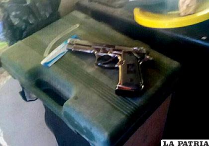 El jueves reciente se encontró esta pistola en la casa de un distribuidor de droga