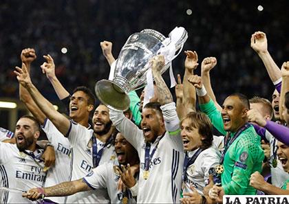 Ramos con el trofeo, la celebración de los jugadores de Real Madrid /AS.COM