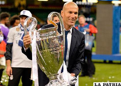Zinedine Zidane con el trofeo de la Liga de Campeones /navarrainformacion.es