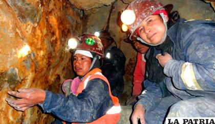 Las mineras ahora ingresan a los socavones para extraer el mineral