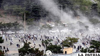 Los asistentes al funeral en Kabul echan a correr tras las explosiones /lavanguardia.com