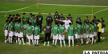 Mauricio Soria realiza una charla técnica antes de empezar el entrenamiento /APG