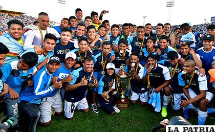 Festejo de los jugadores de Aurora por el retorno a la Liga /APG