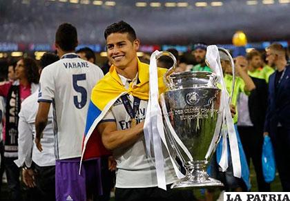 James Rodríguez con el trofeo de campeón de la Champions League