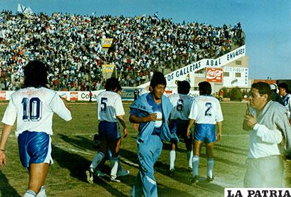 Elías Escobar durante un partido de San José en Oruro en 1992