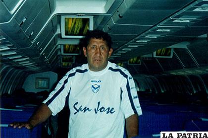 Elías Escobar en uno de sus tantos viajes al exterior