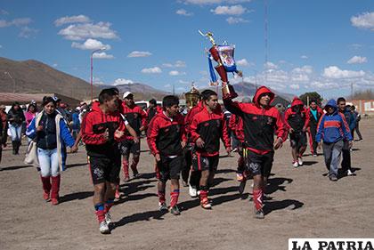 Durante la vuelta olímpica de los integrantes de Deportivo Coca