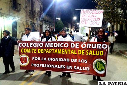 Colegio Médico de Oruro encabezó la marcha de protesta la noche de este lunes