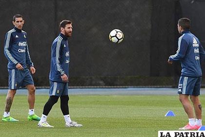 Leo Messi durante el entrenamiento con sus compañeros en la selección argentina