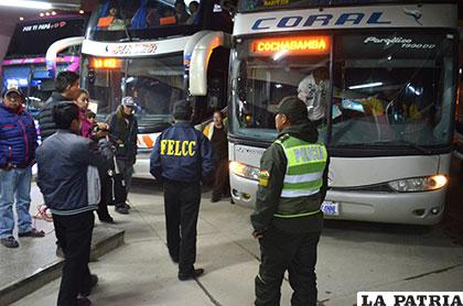 Efectivos de la policia realizaron el  control a los buses