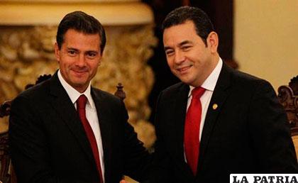 El presidente de México, Enrique Peña Nieto (i), junto al presidente de Guatemala, Jimmy Morales (d), durante un acto protocolario en el Palacio Nacional de la Cultura de Guatemala /EFE