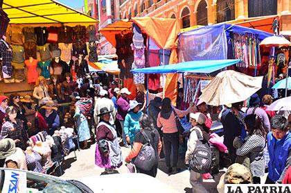 Algo más de 32 mil comerciantes en Oruro realizan sus actividades en la informalidad