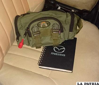 El maletín y un cuaderno donde se hallaron las evidencias de que el conductor ebrio es miembro de las FF.AA.