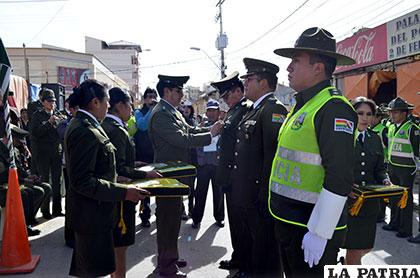 Los oficiales recibieron reconocimientos de manos del coronel Montero