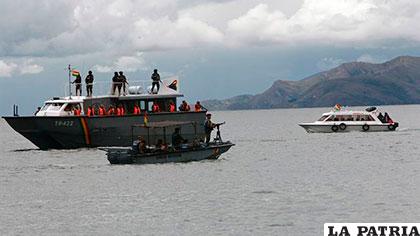 Diferentes grupos apoyaron en el recojo de basura en el lago Titicaca /ELDIARIO.ES