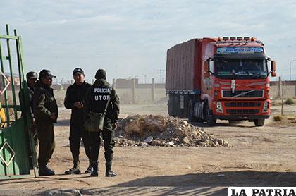 Personal de la UTOP esperaron la salida del camión de contrabando para su control