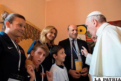 Durante el acto de entrega del monto de dinero al Papa