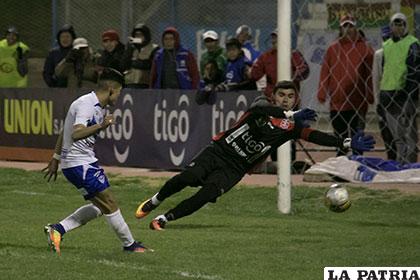 Luis Alí define bien para anotar el segundo, fue autor de dos goles