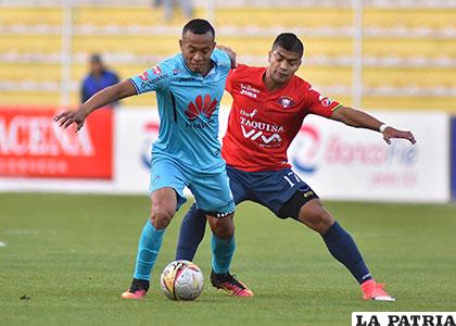 Edemir Rodríguez con el balón ante el asedio de Gabriel Díaz /APG
