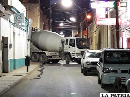 Camión que vaciaba cemento perjudicó a transeúntes y conductores