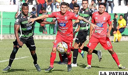 Pablo Espinoza domina el balón ante la mirada de sus contrarios