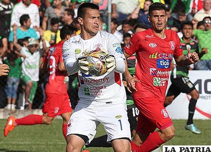 Roberto Acosta, portero de Guabirá, toma con seguridad el balón