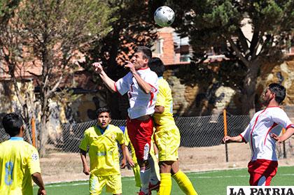 La acción del cotejo en el cual Aurora venció a VHSR 1-0 