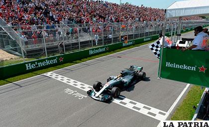 El piloto británico Lewis Hamilton cruza la meta