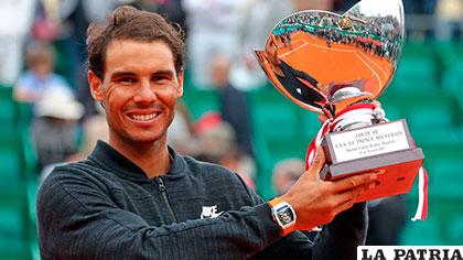 Rafael Nadal con el trofeo de campeón de Roland Garros