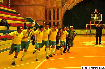 La tradicional vuelta olímpica de los jugadores de Coteor 