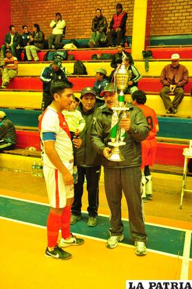 Leonardo Mita de Gaspetrol recibe el trofeo de campeón