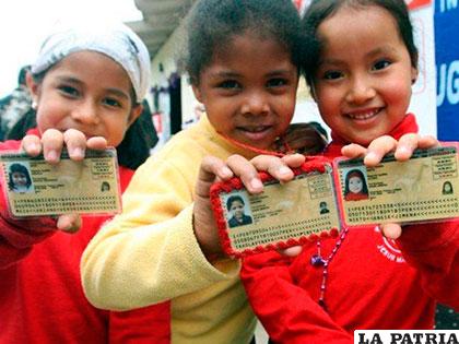 Niños recibieron su documento de identidad que perdieron en las inundaciones