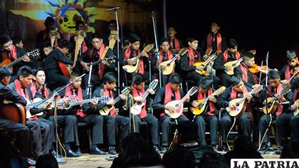 Estudiantina 16 de Junio en plena gala