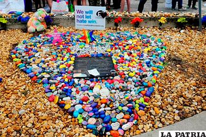 Amigos y familiares colocan piedras con mensajes a las víctimas del tiroteo en el club Pulse /EFE