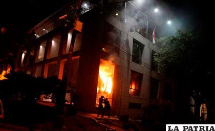 El incendió que provocaron en el Parlamento marchistas /diarioelpaís.com