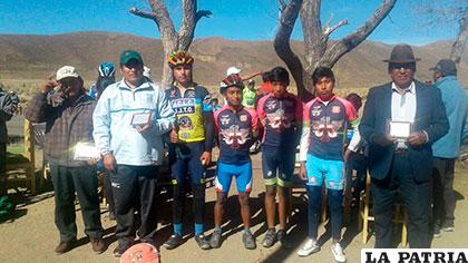 Ciclistas que recibieron distinciones del Gobierno Municipal de Machacamarca