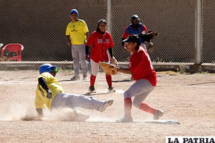 La acción del partido entre Double Play frente a Lobos-Taitas