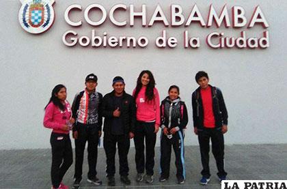 La delegación orureña que asistió al control técnico de triatlón
